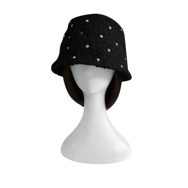 Fekete női sapka kövekkel
