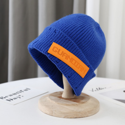 Hétköznapi kötött sapka emblémával, nőknek és férfiaknak egyaránt
