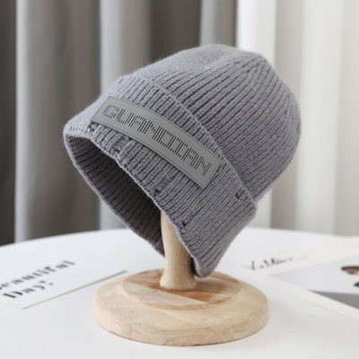 Hétköznapi kötött sapka emblémával, nőknek és férfiaknak egyaránt