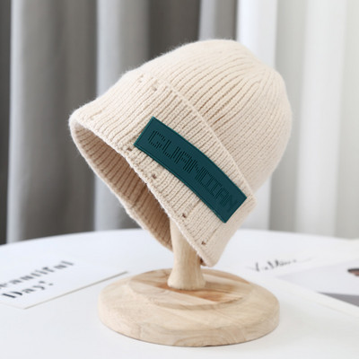 Hétköznapi kötött sapka emblémával, nőknek és férfiaknak egyaránt