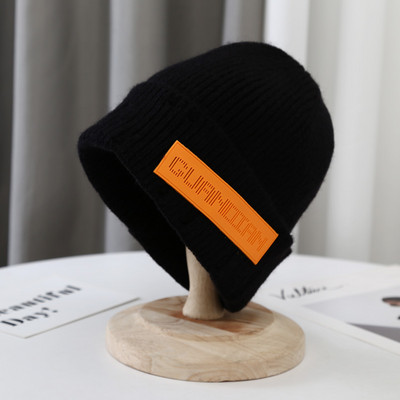 Hétköznapi kötött sapka emblémával, nőknek és férfiaknak egyaránt