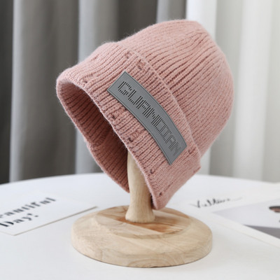 Hétköznapi kötött sapka emblémával, nőknek és férfiaknak egyaránt