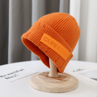 Hétköznapi kötött sapka emblémával, nőknek és férfiaknak egyaránt