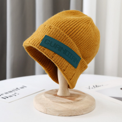Hétköznapi kötött sapka emblémával, nőknek és férfiaknak egyaránt