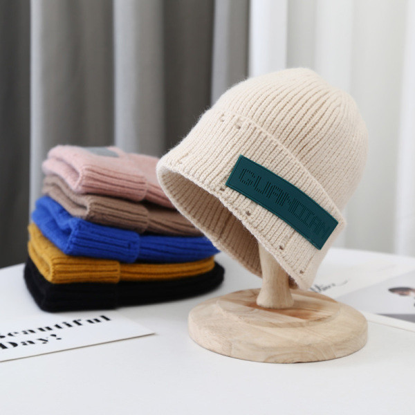 Hétköznapi kötött sapka emblémával, nőknek és férfiaknak egyaránt