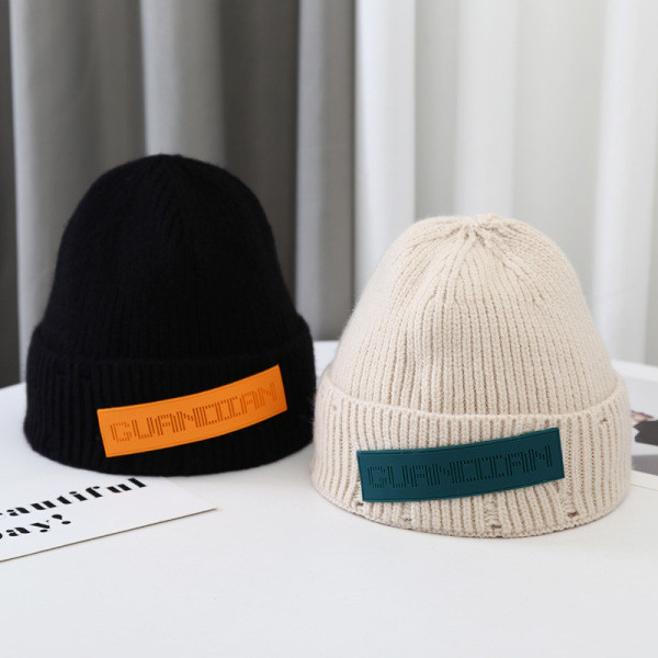 Hétköznapi kötött sapka emblémával, nőknek és férfiaknak egyaránt