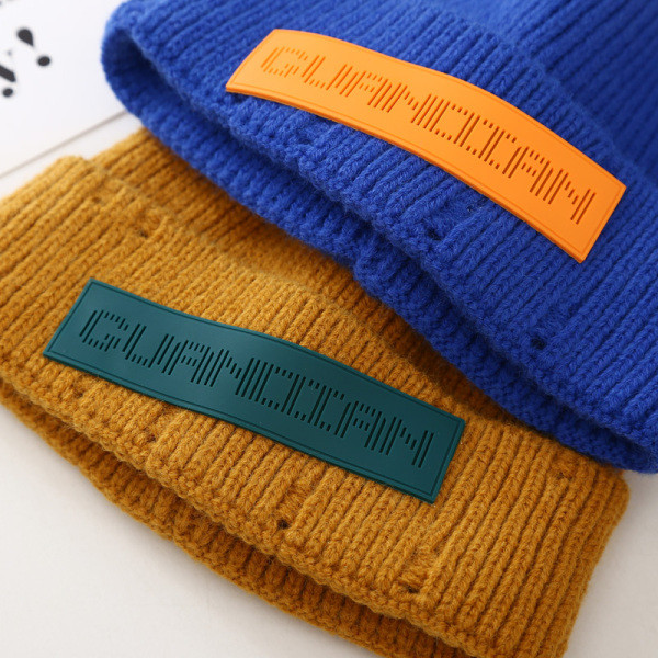 Hétköznapi kötött sapka emblémával, nőknek és férfiaknak egyaránt