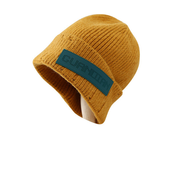 Hétköznapi kötött sapka emblémával, nőknek és férfiaknak egyaránt