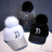 Modern női sapka fényes hatással, pihe-puha pomponnal