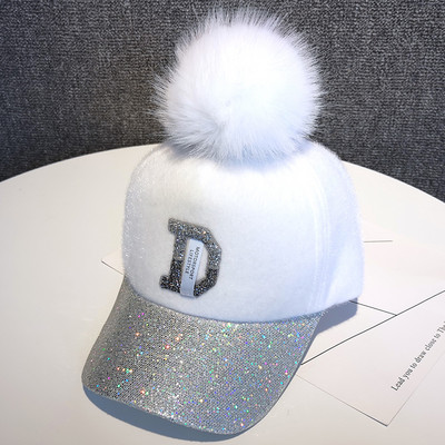 Modern női sapka fényes hatással, pihe-puha pomponnal