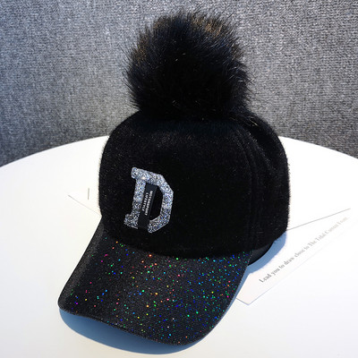 Modern női sapka fényes hatással, pihe-puha pomponnal