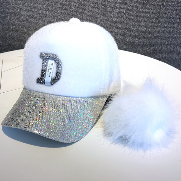 Modern női sapka fényes hatással, pihe-puha pomponnal