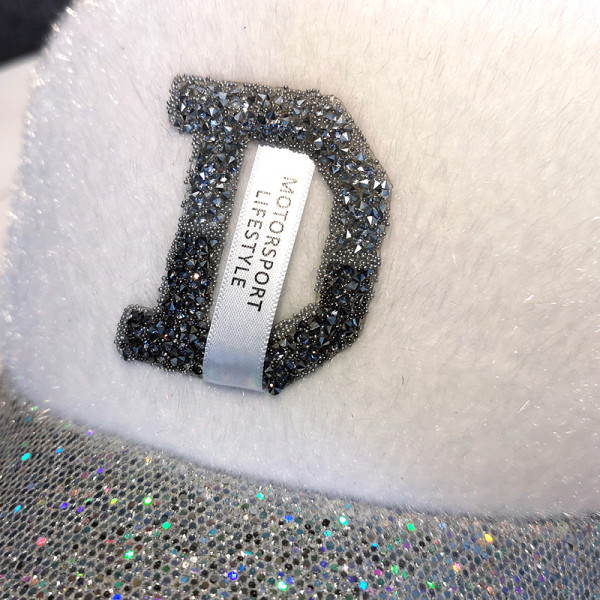 Modern női sapka fényes hatással, pihe-puha pomponnal