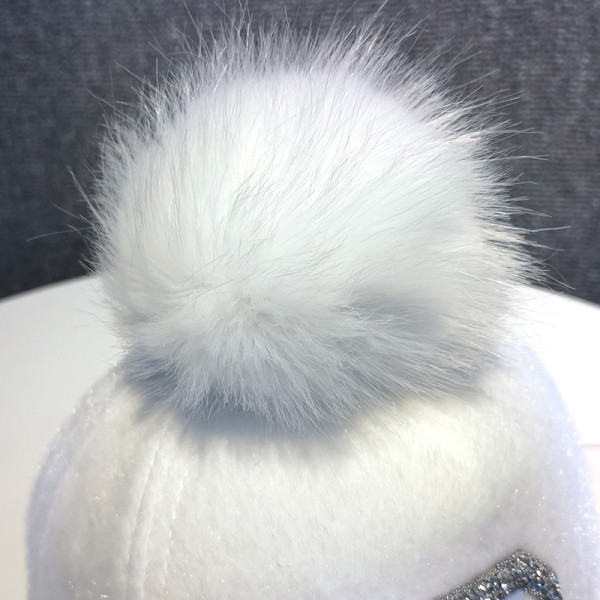 Modern női sapka fényes hatással, pihe-puha pomponnal