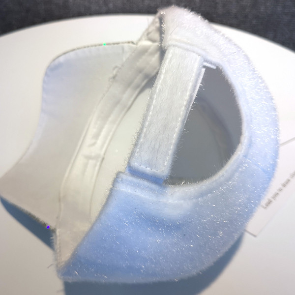 Modern női sapka fényes hatással, pihe-puha pomponnal