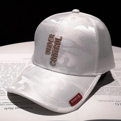 Sport-alkalmi női sapka - napellenzővel és hímzéssel