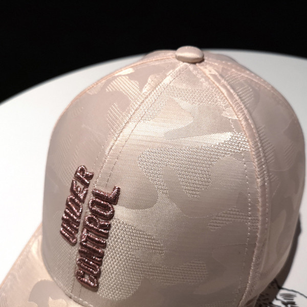 Sport-alkalmi női sapka - napellenzővel és hímzéssel