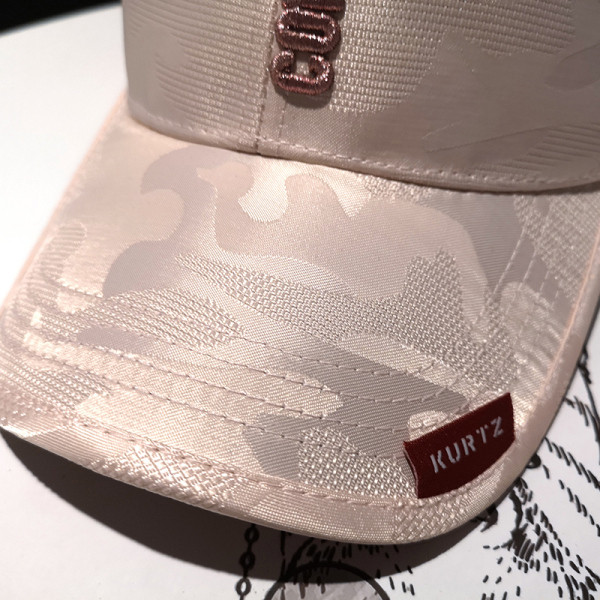 Sport-alkalmi női sapka - napellenzővel és hímzéssel