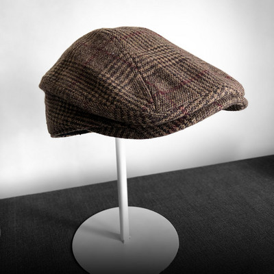 Kockás női sapka napellenzővel