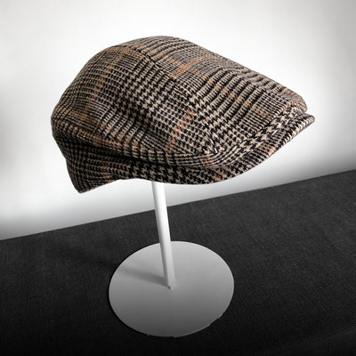 Kockás női sapka napellenzővel