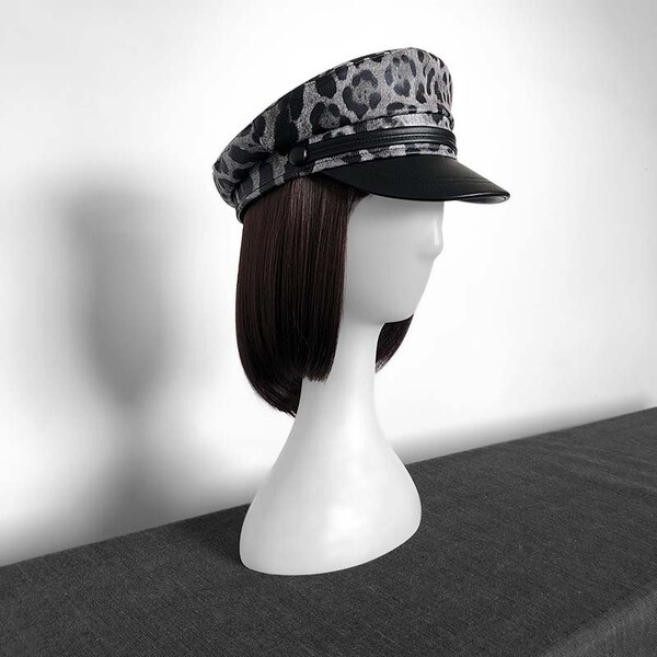 Modern női kalap típusú sapka leopárdmintával