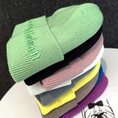 Ženska pletena kapa s vezom i mekom postavom