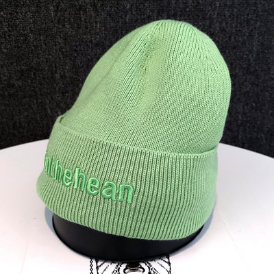 Ženska pletena kapa s vezom i mekom postavom