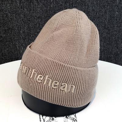 Ženska pletena kapa s vezom i mekom postavom