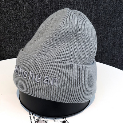 Ženska pletena kapa s vezom i mekom postavom