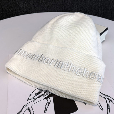 Ženska pletena kapa s vezom i mekom postavom