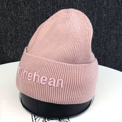 Ženska pletena kapa s vezom i mekom postavom