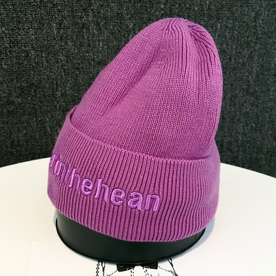 Ženska pletena kapa s vezom i mekom postavom