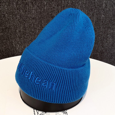 Ženska pletena kapa s vezom i mekom postavom