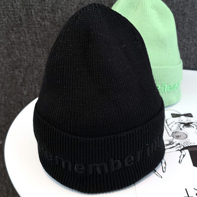 Ženska pletena kapa s vezom i mekom postavom