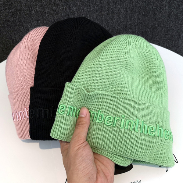 Ženska pletena kapa s vezom i mekom postavom