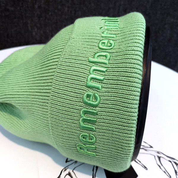 Ženska pletena kapa s vezom i mekom postavom