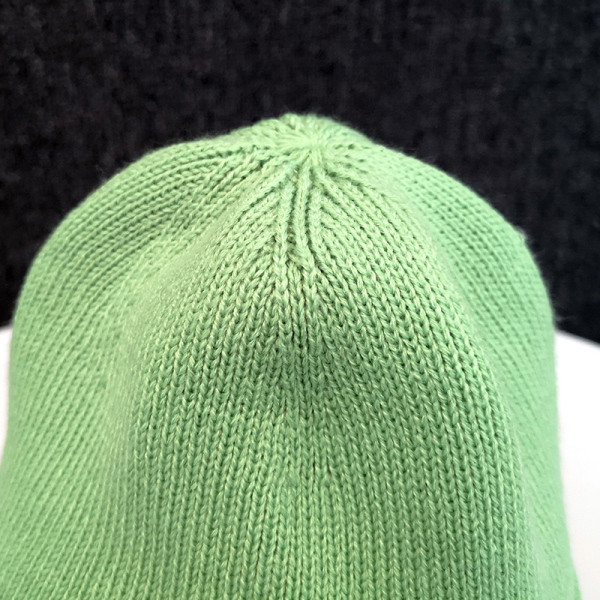 Ženska pletena kapa s vezom i mekom postavom