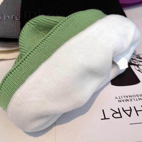 Ženska pletena kapa s vezom i mekom postavom