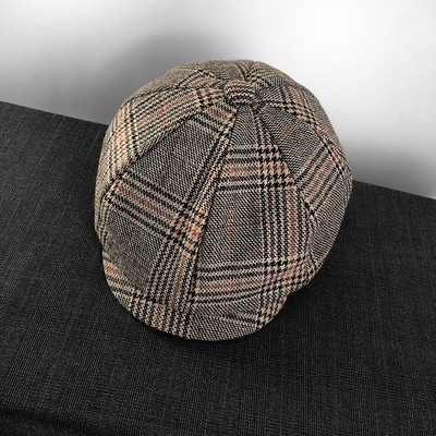 Női kockás sapka napellenzővel