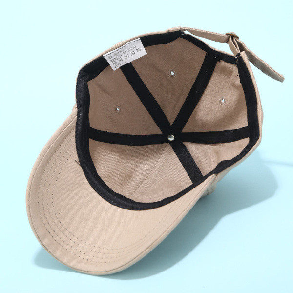 Uniszex sapka napellenzővel és színes hímzéssel