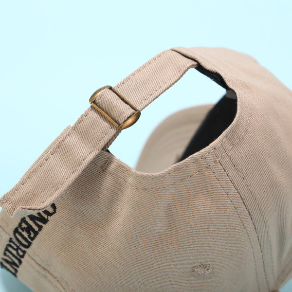 Uniszex sapka napellenzővel és színes hímzéssel