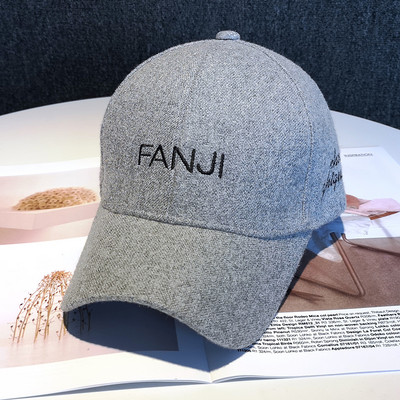 Ležerna ženska podesiva kapa s izvezenim natpisom