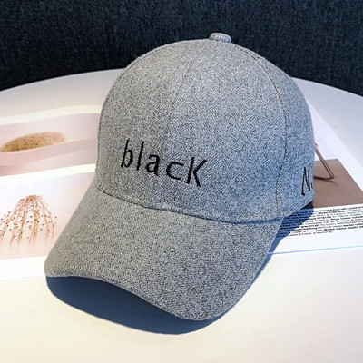 Ležerna ženska podesiva kapa s izvezenim natpisom