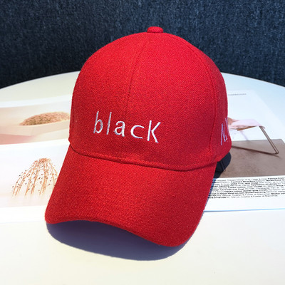 Ležerna ženska podesiva kapa s izvezenim natpisom