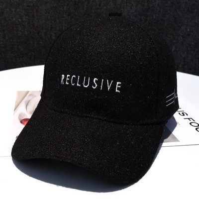 Ležerna ženska podesiva kapa s izvezenim natpisom