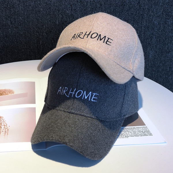 Ležerna ženska podesiva kapa s izvezenim natpisom