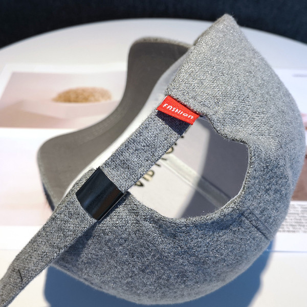 Ležerna ženska podesiva kapa s izvezenim natpisom