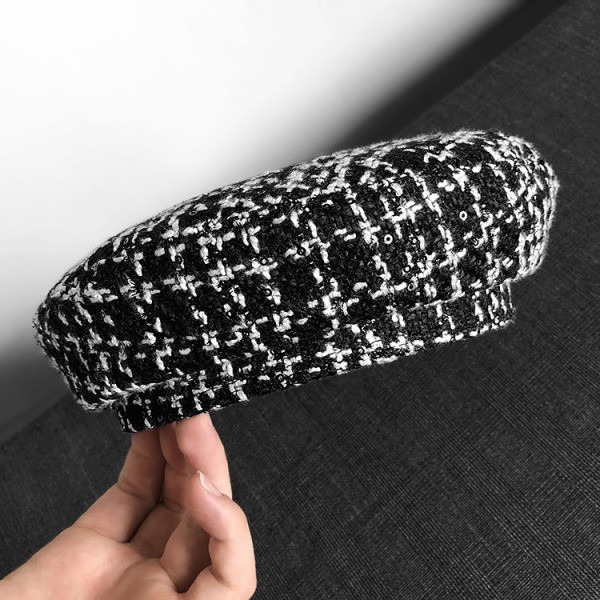 Női kockás barett típusú kövekkel díszített sapka