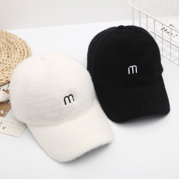 Baseball sapka napellenzővel és hímzéssel