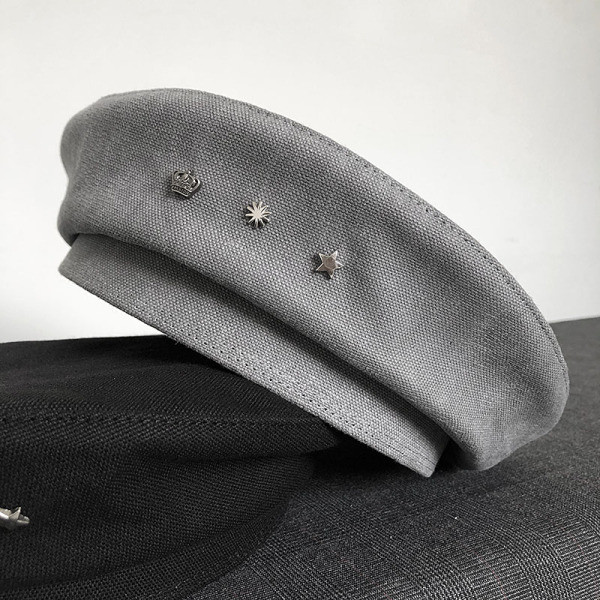 Női barett típusú sapka fém elemmel